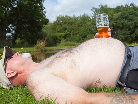 Por qué los hombres son más propensos a la “barriga cervecera” que las mujeres, ¿se puede evitar?