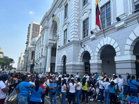 Protesta para exigir sueldos bloqueó  un tramo en la avenida Malecón Simón Bolívar 