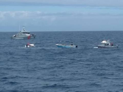 Rescatan con vida a tripulantes de embarcación desaparecida en las islas Galápagos