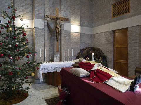 Difunden las primeras imágenes del cuerpo de Benedicto XVI en la capilla ardiente del Vaticano