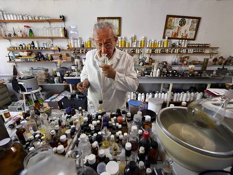 Un 'escultor de aromas' de Francia apuesta en fabricar el olor de la luna 