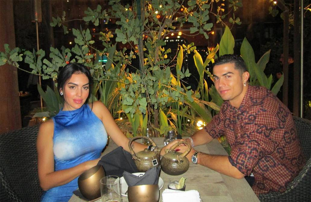 A photo of Cristiano Ronaldo and Georgina showing off expensive jewelry at a romantic dinner reveals a detail on the footballer’s hands that reveals his “anxiety and nervousness,” according to comments on social media