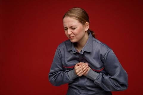 ¿Dónde duele el estómago en caso de un ataque cardíaco? Las diferencias entre ardor estomacal y síntoma de infarto