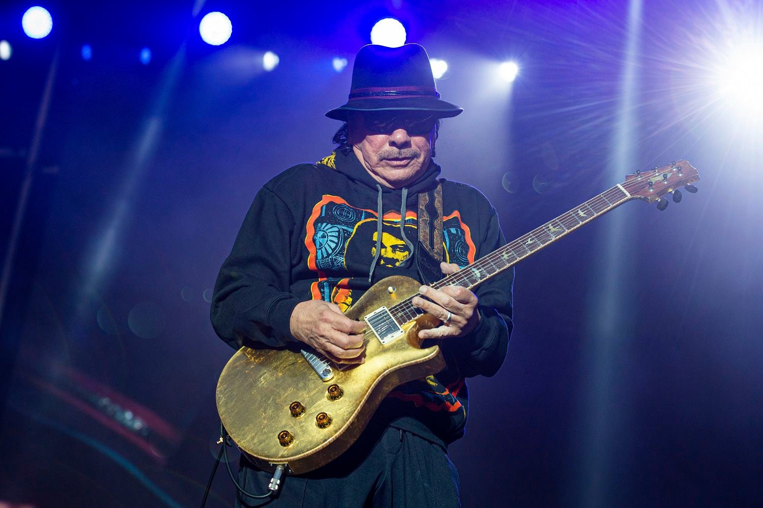 El guitarrista Carlos Santana se desploma en escenario por deshidratación y agotamiento por calor