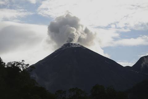 Volcán Reventador emitió gases, vapor de agua y ceniza este miércoles