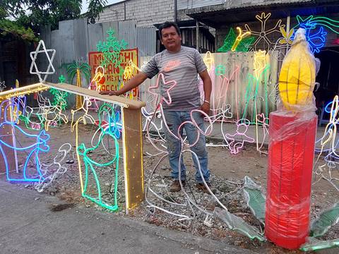 Las creaciones navideñas hechas a base de metal por Enrique fascinan a peatones y transeúntes en la autopista Narcisa de Jesús 