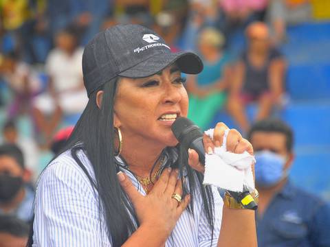 Prefecta de Esmeraldas denuncia atentado a obreros que cuidaban maquinaria en una obra vial en Quinindé