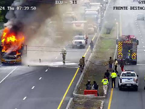 Bus de cooperativa se incendia en la vía a la costa, en tramo Progreso-Guayaquil