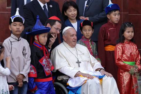 El papa Francisco realiza un largo viaje para reunirse con 1.400 católicos en Mongolia