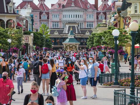Insólita decisión en los baños de los parques de Disney: no hay espejos para los visitantes