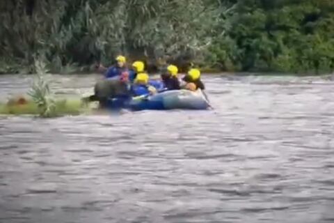 Rescatan a adolescente que había quedado atrapado en el río Chambo