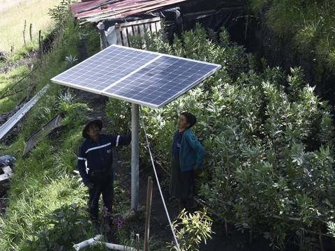En zonas rurales de Quito, los paneles solares ahuyentan apagones y activan negocios