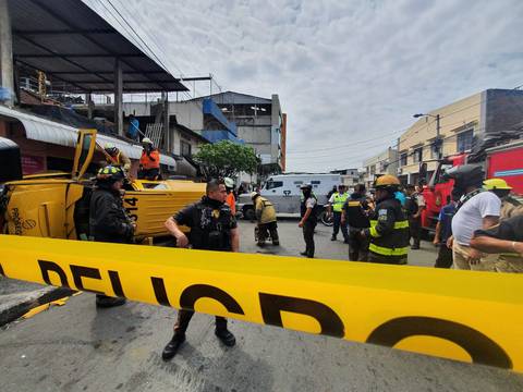 Blindado se volcó y ocupantes quedaron atrapados, en el suburbio de Guayaquil