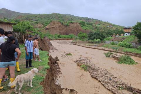 ‘Nos da tristeza dejar la casa, nunca nos imaginamos pasar por esto’, dice afectada por lluvia en Manta que causa deslaves y familias evacuadas 