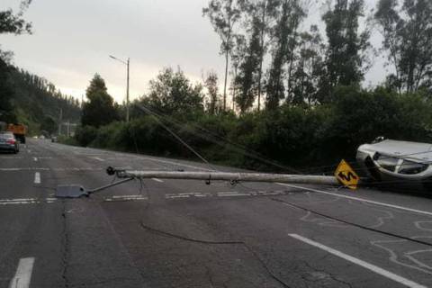 Carro se impactó contra un poste y se volcó en la avenida Simón Bolívar, en Quito