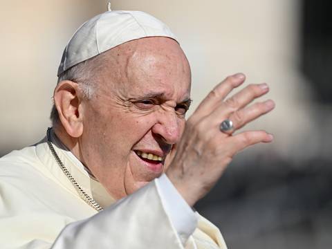 El papa Francisco celebra el Ángelus tras su operación