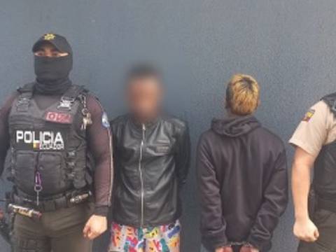 En persecución capturan a dos personas con arma de la Policía, en el norte de Guayaquil