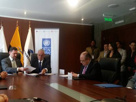 Ecuador y PNUD firman acuerdo para evaluar cinco proyectos petroleros considerados emblemáticos