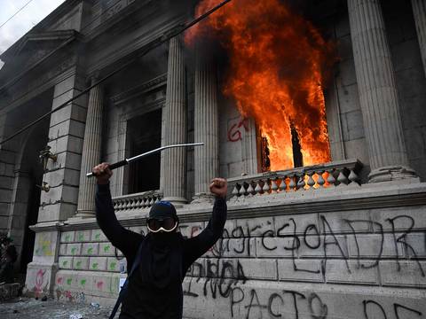 Manifestantes incendian parte del Congreso de Guatemala