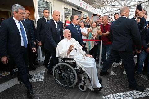 El papa Francisco sale del hospital tras su operación de abdomen y regresa al Vaticano