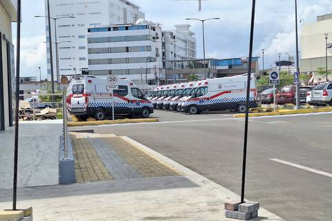 49 ambulancias permanecen en el hospital de Manta, en medio de trámites, para luego ser distribuidas