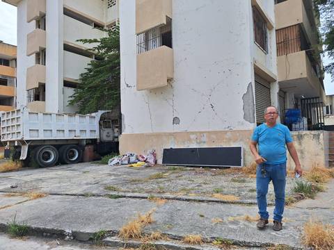‘Estos desgraciados se llevaron toda la plata de los damnificados’, en Manta y Portoviejo hay  563 departamentos destruidos por el terremoto del 2016   