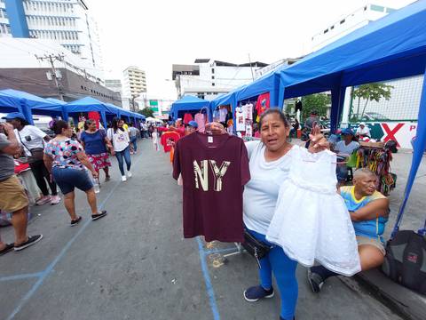 ‘Andaba de ambulante con la ropa en armadores por todo el centro’: Cristina Mero, parte de los 900 comerciantes que participan en el corredor navideño en la Bahía de Guayaquil