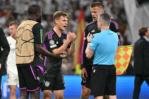 ‘Jugar contra el Real Madrid siempre es muy extraño’ y ‘grandísima desgracia’, los reclamos de Thomas Müller y Matthijs de Ligt tras la ‘vergüenza’ arbitral en el Bernabéu