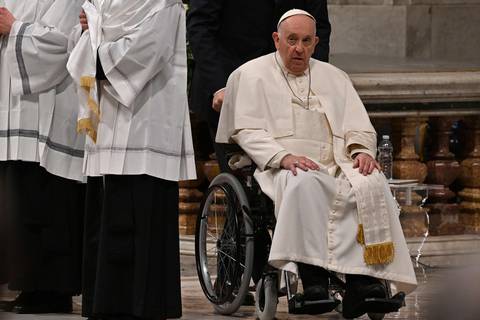 Cómo es y para qué sirve la malla abdominal que le colocaron al Papa Francisco
