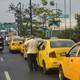 Taxistas forman largas filas en estaciones de servicio de Guayaquil a la espera de despacho de GLP