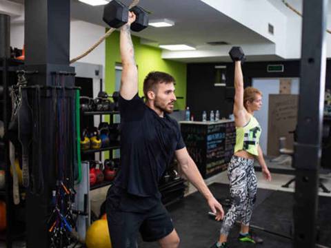 El entrenamiento con mancuernas de seis movimientos que combina velocidades para desarrollar más músculo