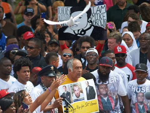 Recuerdan en Ferguson el primer año de la muerte del joven negro Michael Brown