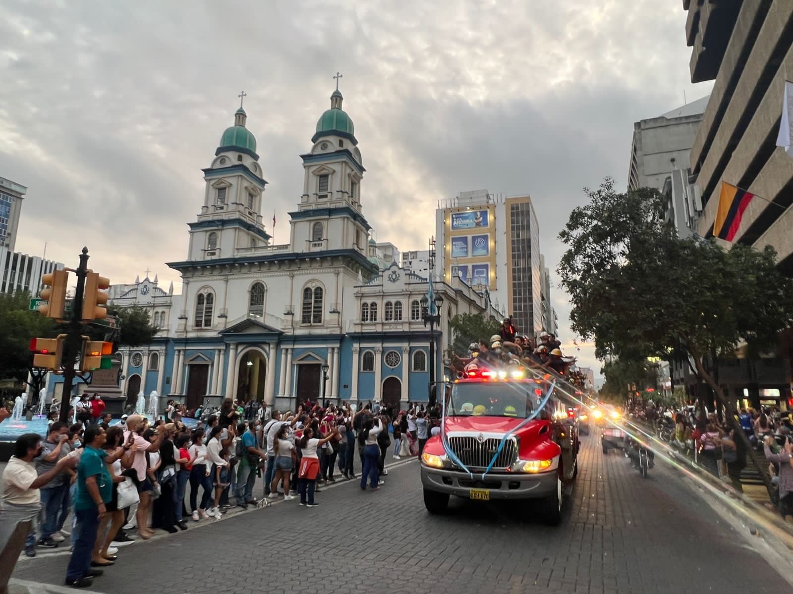 Con un desfile motorizado, que recorrió las calles céntricas, el Cuerpo de Bomberos de Guayaquil rindió honor a la ciudad