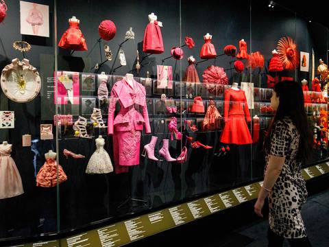 Famosos diseños de Dior se exhiben en una muestra en Londres