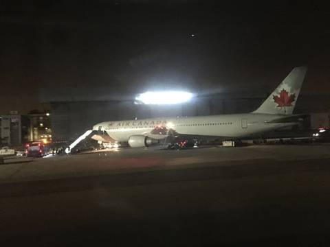 El mensaje del piloto a los pasajeros del avión de Air Canada que aterrizó de emergencia en Madrid 