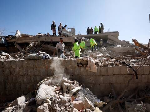 Al menos 70 muertos en Yemen en bombardeo de una prisión controlada por los rebeldes