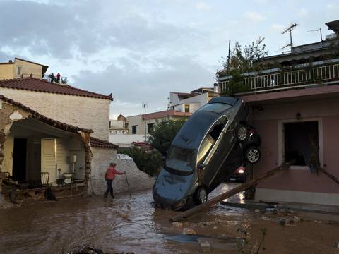 Continúa búsqueda de desaparecidos tras inundaciones en Grecia 