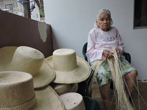 Josefa Zambrano lleva 84 años tejiendo sombreros de toquilla