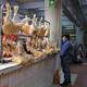 La venta de pollos baja en mercados de Ambato mientras avicultores refuerzan medidas para evitar impactos por gripe aviar