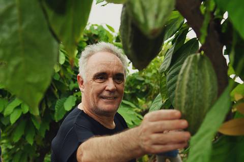 En Ecuador, el chef español Ferran Adrià degustó una bebida de cacao y aprendió sobre la historia del fruto en la hacienda Victoria