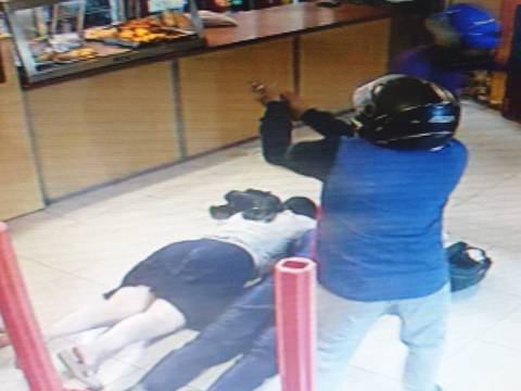 Hasta niños fueron obligados a tirarse al piso durante asalto en cafetería