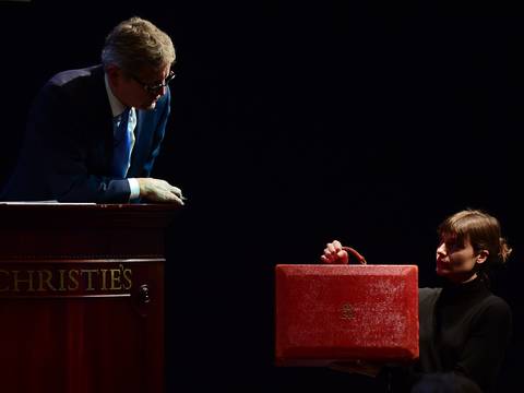 El maletín rojo protagonizó la subasta de objetos de Margaret Thatcher
