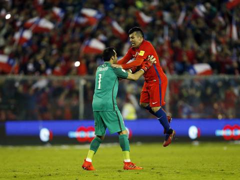 Chile tiene armas para hacer daño a Brasil en cierre eliminatoria, asegura Claudio Bravo