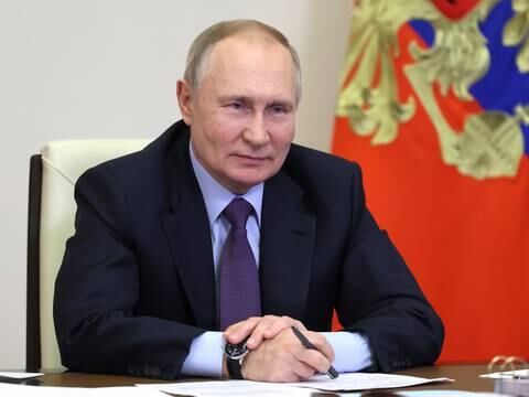 Vladimir Putin firma ley que prohíbe propaganda homosexual en Rusia
