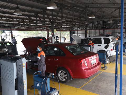 61 carros al día son retenidos en Guayaquil por falta de matrícula y revisión técnica 