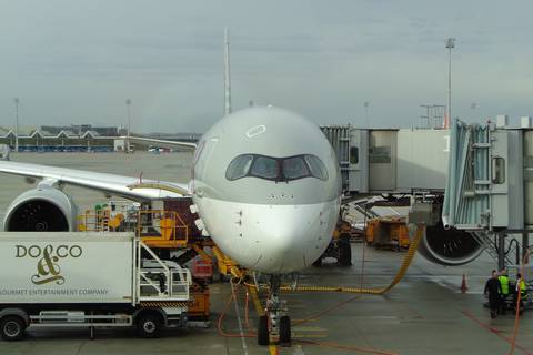 Turbulencias en un vuelo de Qatar Airways dejan ocho pasajeros hospitalizados