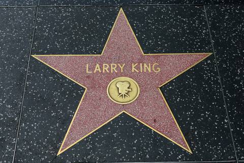 Celebridades y personajes en todo el mundo despiden al periodista Larry King