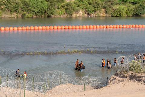 Encuentran un cuerpo en boyas antimigrantes que Texas puso en la frontera con México