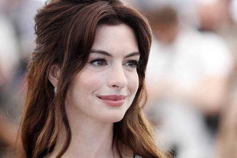 Así es el masaje facial antiedad que Anne Hathaway se aplica en las noches para verse de 30 a los 41 años
