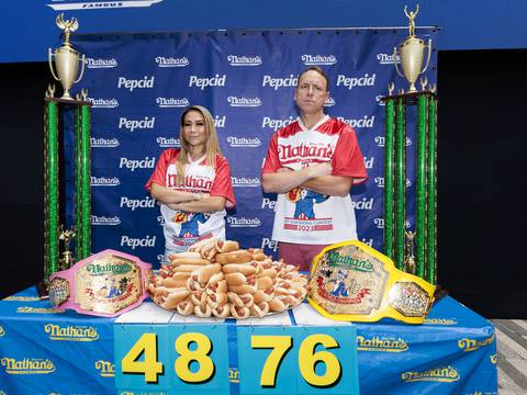 Mujer campeona de comer hot dogs comparte su fórmula para mantener récord de consumir 48 en 10 minutos